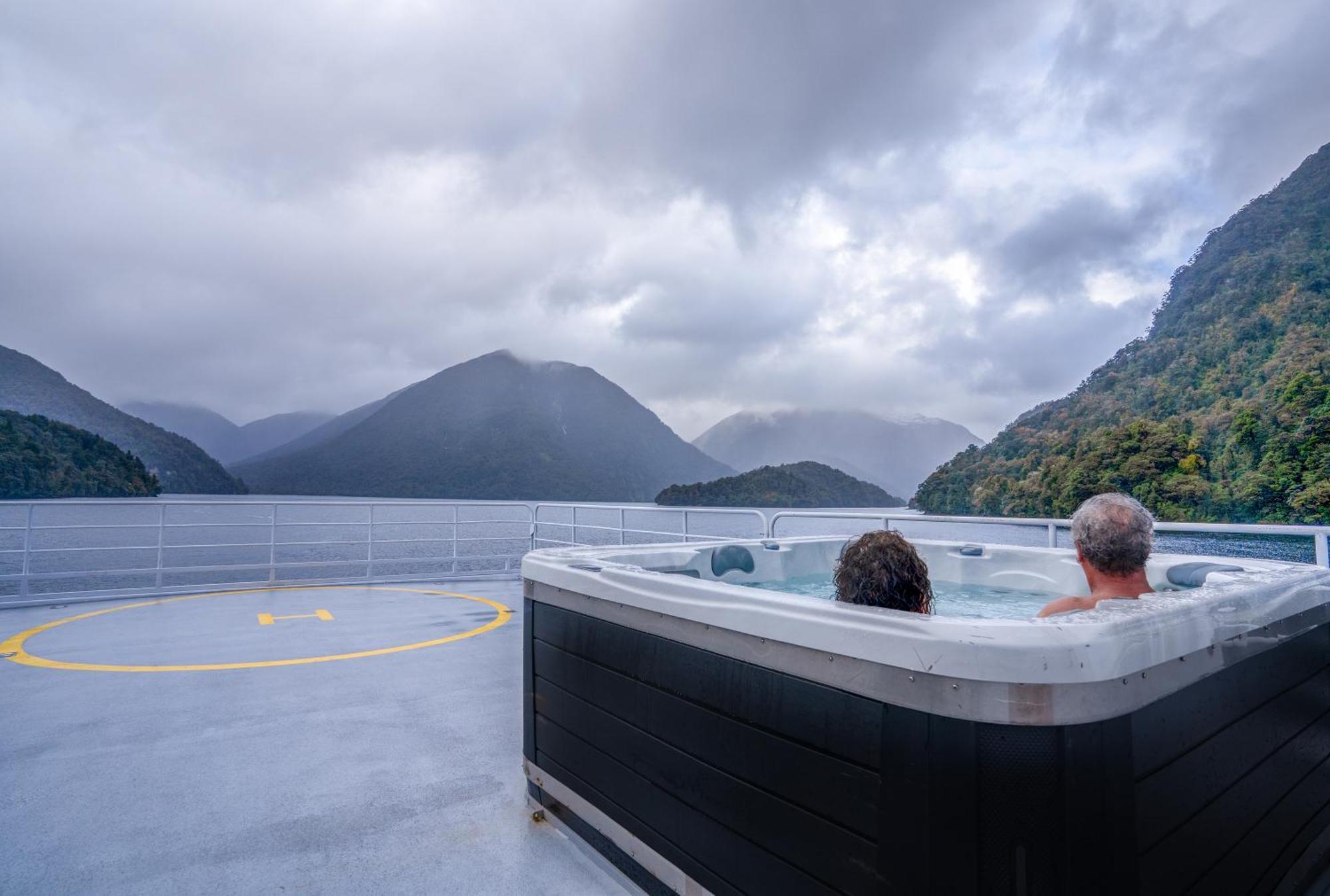 Milford Sound Overnight Cruise - Fiordland Discovery Extérieur photo
