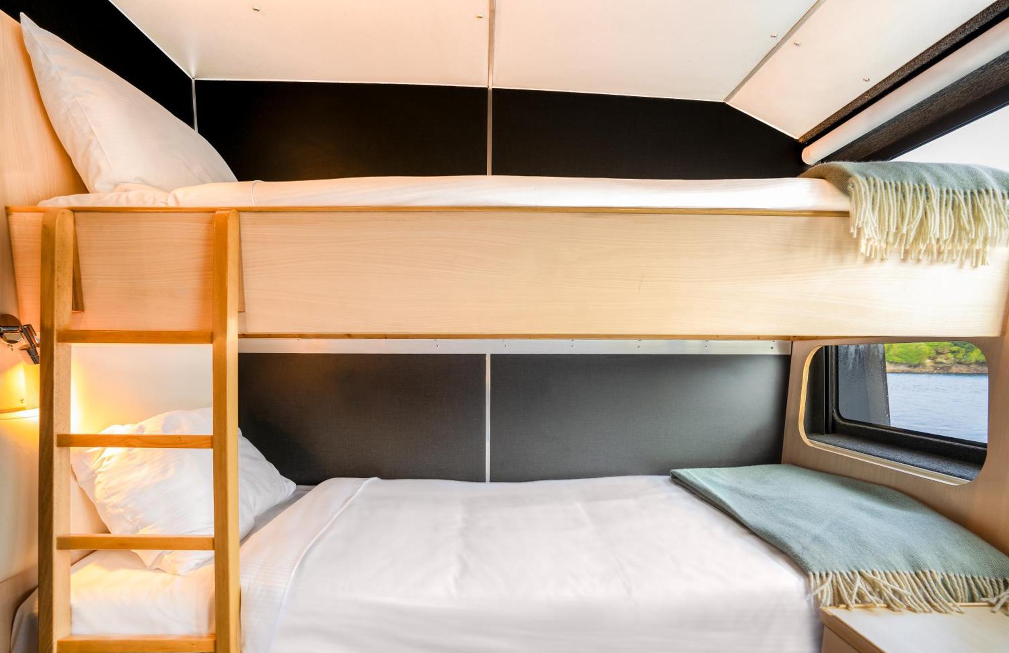 Milford Sound Overnight Cruise - Fiordland Discovery Extérieur photo