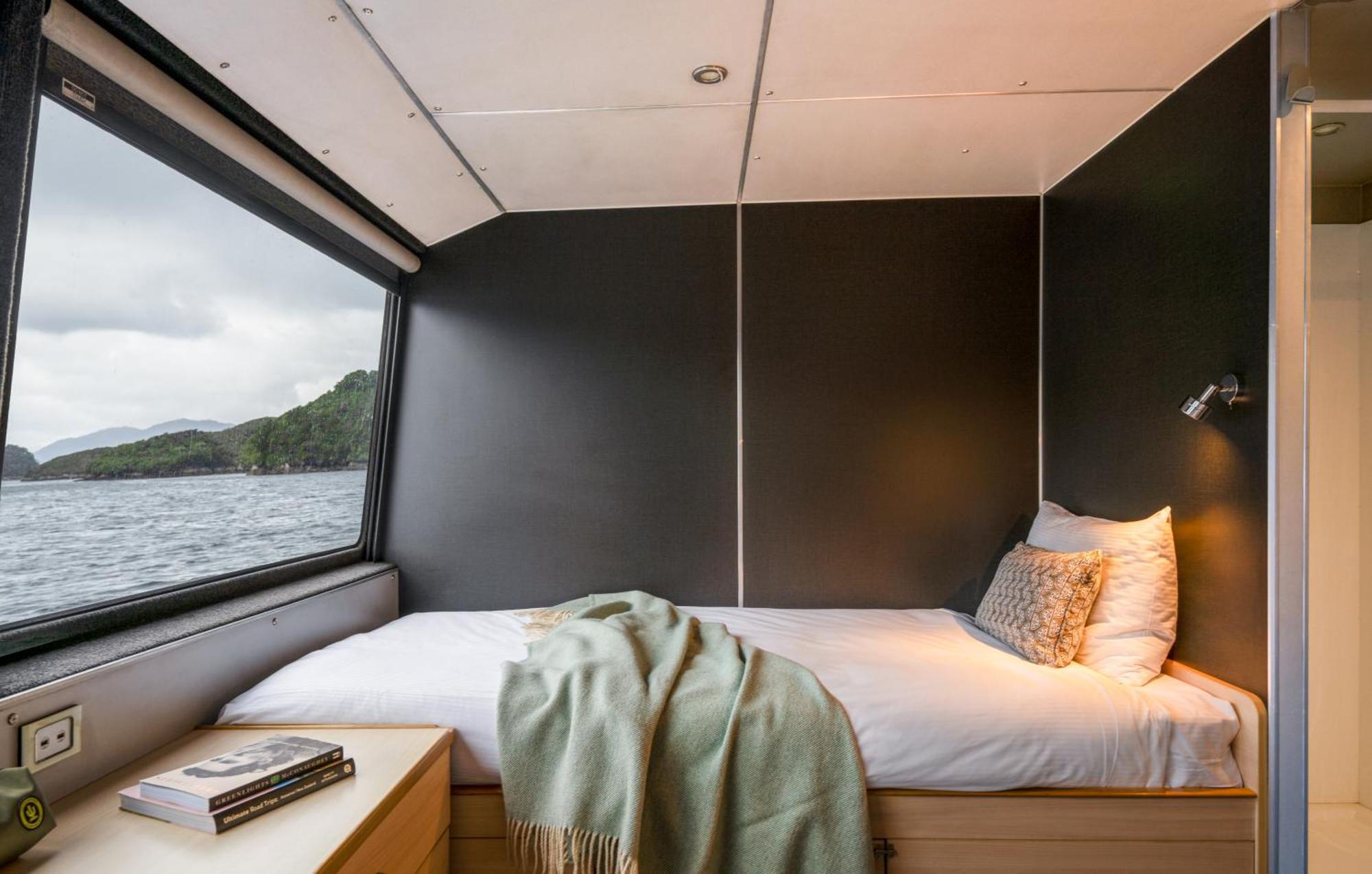 Milford Sound Overnight Cruise - Fiordland Discovery Extérieur photo