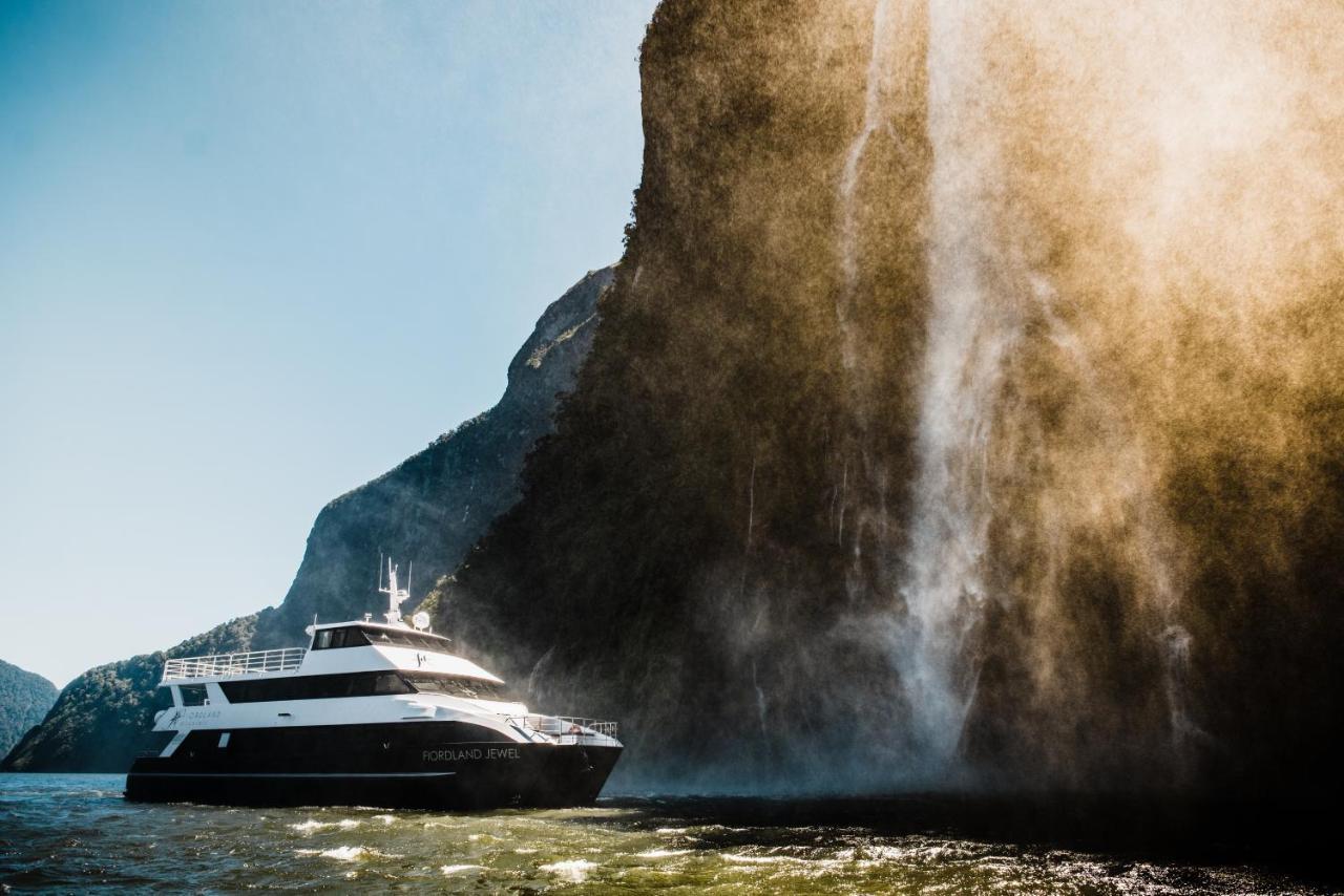 Milford Sound Overnight Cruise - Fiordland Discovery Extérieur photo