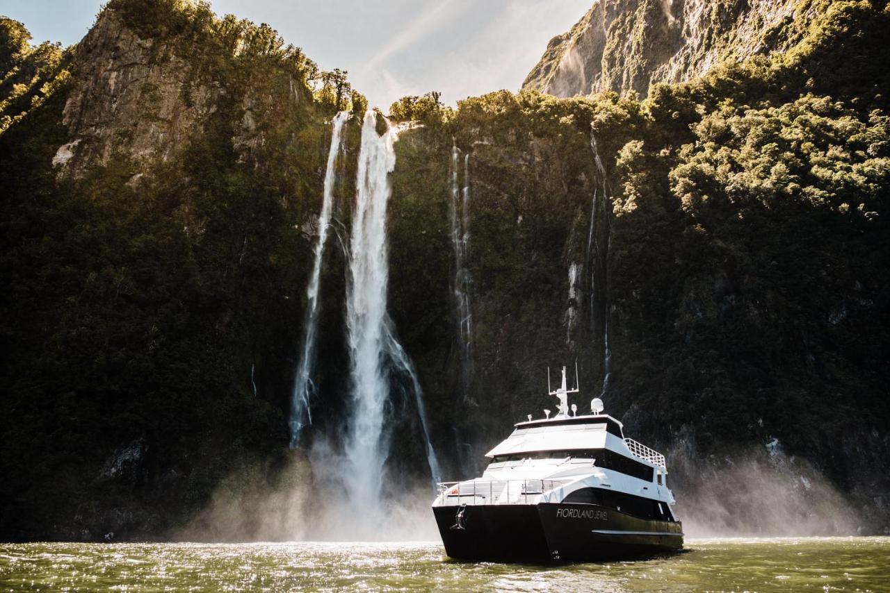 Milford Sound Overnight Cruise - Fiordland Discovery Extérieur photo